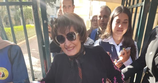 الفنانة سميرة أحمد تدلى بصوتها فى ثانى أيام انتخابات الرئاسة 2024 بالزمالك