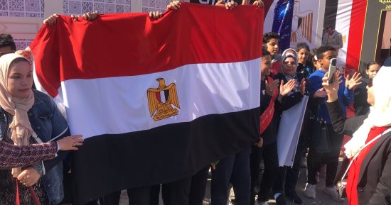 طلاب مدارس القاهرة الجديدة يشجعون المواطنين على الإدلاء بأصواتهم: "صوتك أمانة"