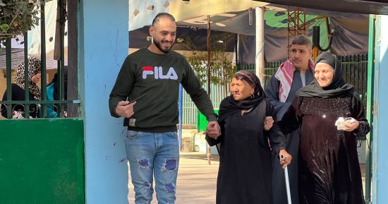 كبار السن يهزمون الظروف الصحية ويتوافدون أمام اللجان الانتخابية بأرض اللواء