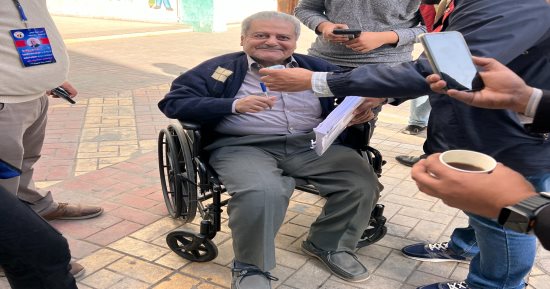 مواطن من ذوى الهمم أثناء الإدلاء بصوته يوجه رسالة للرئيس القادم.. تفاصيل 