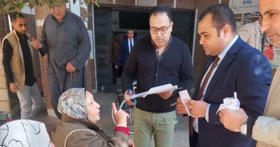 القضاة يسطرون ملاحم إنسانية باللجان الانتخابية.. قاض يخرج من لجنة للشارع لمساعدة سيدة.. وآخر يحمل أوراق الاقتراع لمسن.. وثالث يتحرك لسيدة خارج اللجنة.. والحالات الإنسانية: المستشارون أدخلوا الفرحة لقلوبنا