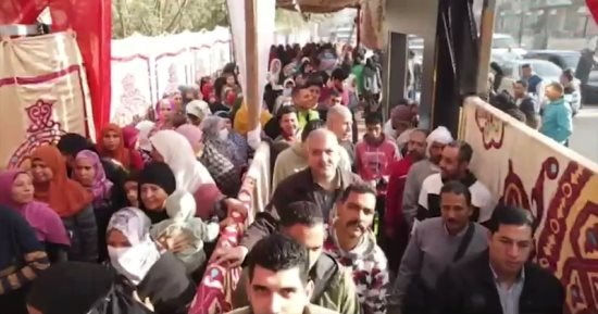 رئيس هيئة السكة الحديد يدلى بصوته فى الانتخابات الرئاسية بمحطة مصر