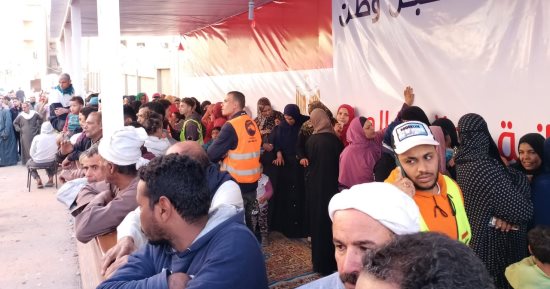 إقبال متزايد للناخبين على اللجان في هضبة الأهرام وحدائق أكتوبر.. صور