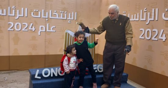 مواطنون يلتقطون صورا لتوثيق مشاركتهم بالانتخابات الرئاسية.. صور