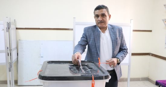 مساعد نائب رئيس هيئة المجتمعات يدلى بصوته فى الانتخابات الرئاسية