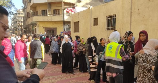 كبار السن والنساء يتصدرن المشهد الانتخابى فى القاهرة.. استقبال الناخبين بورد وشيكولاته فى قصر الدبارة.. ومادلين مطر تشجع المواطنين على النزول والمشاركة بمدينة نصر.. واحتفالات بالأعلام والطبول فى الزيتون.. صور