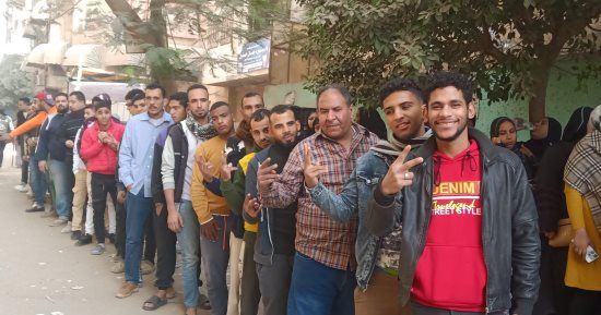 إقبال كثيف للناخبين بالجيزة فى ثانى أيام التصويت بالانتخابات الرئاسية بالتنورة والطبل البلدى.. رئيس لجنة يساعد مسنة فى الإدلاء بصوتها داخل سيارتها بمنشأة البكارى.. ومسيرات حاشدة توجهت إلى لجان الاقتراع.. صور