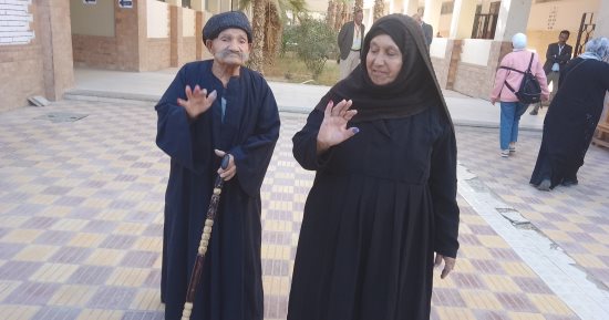 معمر وزوجته من المنيا يدليان بصوتهما فى مدرسة السادات للمغتربين بالعاشر.. صور