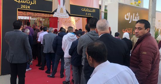 تكدس أمام اللجان الانتخابية بمدرسة سيزا نبراوى بالتجمع خلال الاستراحة
