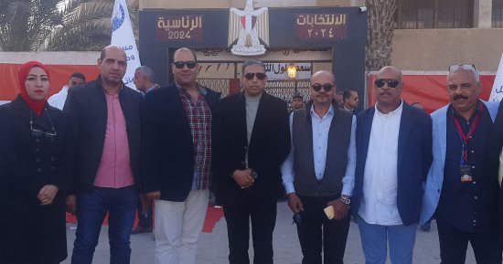 العاملون بالإدارة التعليمية بمدينة 15 مايو يشاركون فى توعية الناخبين.. صور