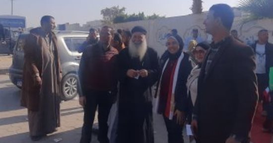 رجال الدين الإسلامى والمسيحى "إيد واحدة" فى حب مصر.. ظهور لافت لراهبات كنيسة السيدة العذراء مريم بزويلة.. حشود مشايخ وموظفى الأزهر يدلون بأصواتهم بالجمالية.. وعضو مركز الأزهر للفتوى يشيد بسهولة الإجراءات.. صور
