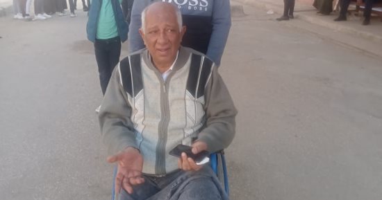 مواطن مبتور الساق يدلى بصوته على كرسي متحرك فى الانتخابات الرئاسية ببورسعيد
