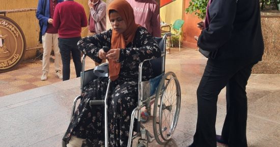 على كرسى متحرك.. ناخبة أمام لجنة الشروق وتوافد الناخبين فى ثانى أيام الانتخابات