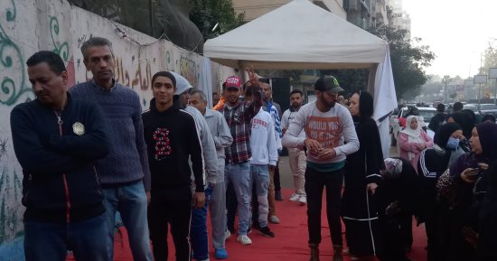 الناخبون يصطفون فى طوابير أمام لجان مصر القديمة ثانى أيام الانتخابات
