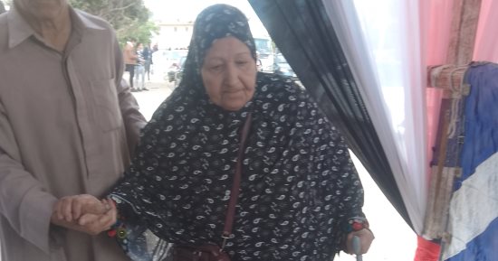 كبار السن والنساء يشاركون فى ثانى أيام انتخابات الرئاسة بالعاشر من رمضان.. صور