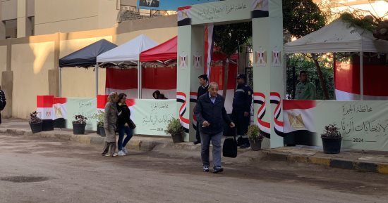 كبار السن أصحاب السبق لليوم الثانى فى انتخابات الرئاسة بمنطقة العجوزة 