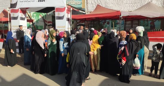 زحام أمام مدرسة أوسيم الابتدائية فى بداية اليوم الثانى للانتخابات.. صور