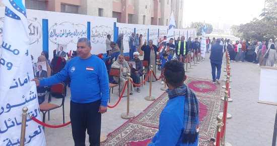 إقبال كبير من أبناء مدينة 15 مايو على لجان الانتخابات الرئاسية.. صور