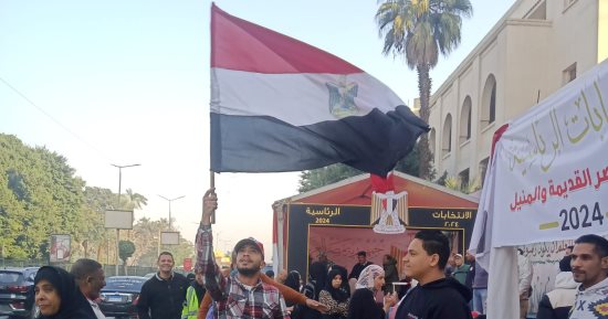 علم مصر يزين طوابير الناخبين أمام لجان مصر القديمة بانتخابات الرئاسة.. صور