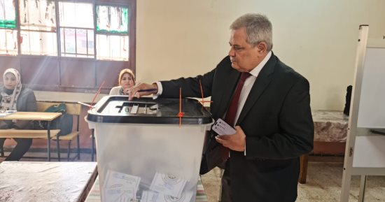 رئيس القابضة للمياه يدلى بصوته فى الانتخابات الرئاسية