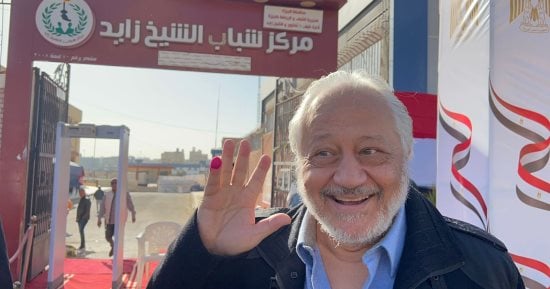 الفنان خالد زكي يدلي بصوته بالانتخابات الرئاسية فى الشيخ زايد.. فيديو