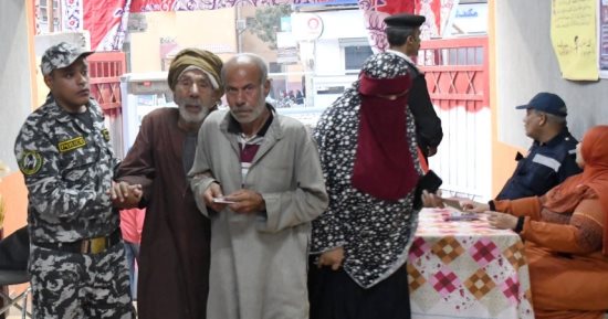 الشرطة تساعد كبار السن وذوى الاحتياجات أثناء الإدلاء بأصواتهم فى أسوان.. صور