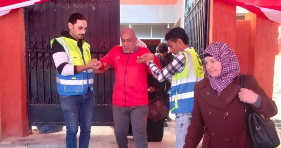 كبار السن يدلون بأصواتهم فى الشروق وشباب مستقبل وطن يقدم المساعدة.. صور