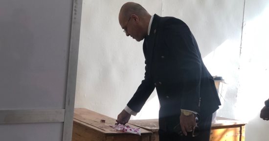 رئيس اتحاد عمال مصر يدلى بصوته فى الانتخابات الرئاسية بالتجمع الخامس.. صور
