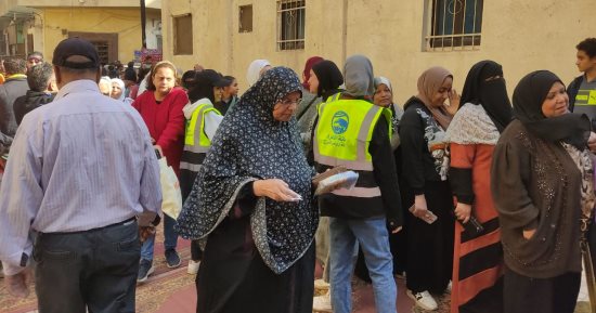 الحضور النسائي يتفوق على الرجالى بطوابير ممتدة أمام لجان شبرا.. صور