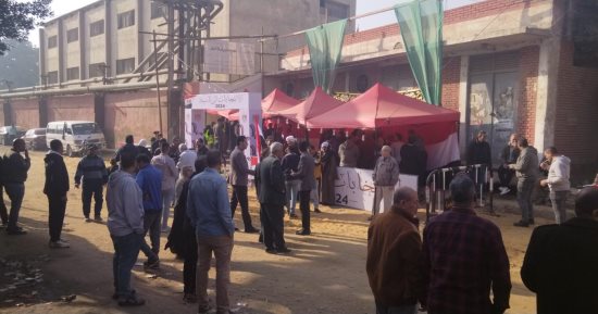 توافد المواطنين على لجان انتخابات الرئاسة فى الحوامدية رافعين علم مصر.. صور