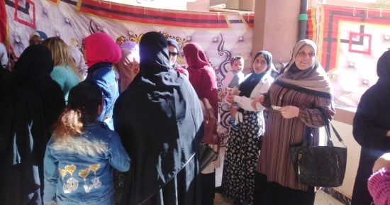 توافد الناخبين على لجان الانتخابات الرئاسية بمدينة نوبيع.. صور