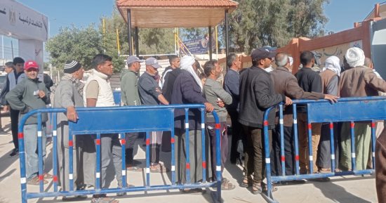 العاملون بمجلس مدينة الشيخ بشمال سيناء يخرجون فى مسيرة للإدلاء بصوتهم