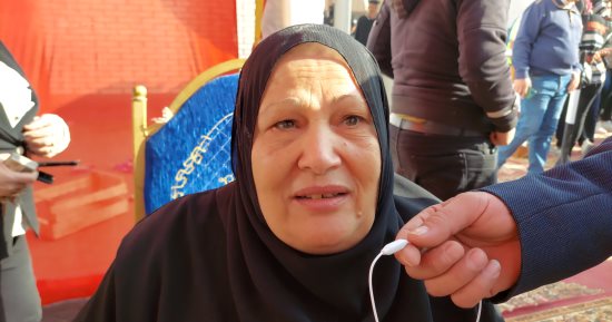 سيدة مسنة من أمام لجنة بالمحلة: أنا جاية علشان بلدنا ولو بزحف كنت هاجى وأشارك
