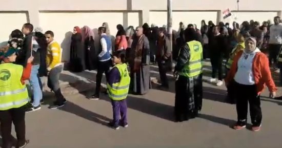 طابور من الناخبين بمدرسة لجنة إخناتون رمل ثانى بالإسكندرية