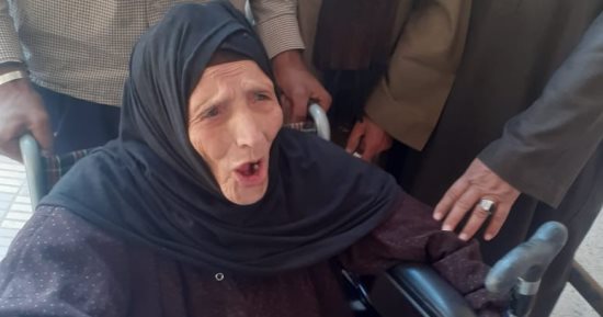 مسنة على كرسى متحرك تدلى بصوتها داخل لجنة انتخابية ببنى سويف