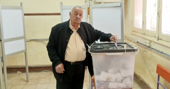 توافد كبار السن على اللجان الانتخابية بسوهاج للإدلاء بأصواتهم.. صور