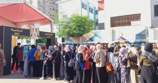 احتشاد الناخبين المغتربين فى لجنة عباس العقاد بمدينة نصر.. صور