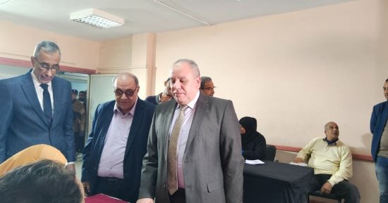 رئيس هيئة التعمير والمشروعات الزراعية يدلى بصوته باليوم الثانى للانتخابات.. صور