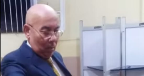 رئيس اتحاد الكاراتيه يدلى بصوته فى انتخابات الرئاسة.. صور