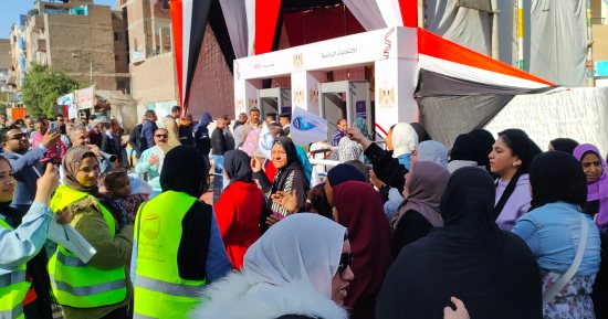 السيدات يتصدرن المشهد أمام اللجان الانتخابية فى السويس بالزغاريد.. فيديو 