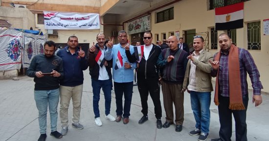 مواطنون يلتقطون صورا تذكارية بعد التصويت فى الانتخابات بلجنة المعهد الفنى الصناعى