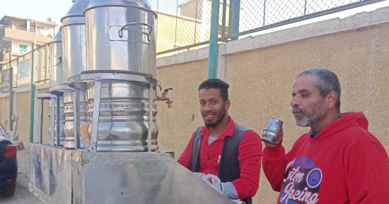 هنشارك عشان مستقبلنا.. شاب سوهاجى يوزع تمر وسوبيا على الناخبين بمصر القديمة