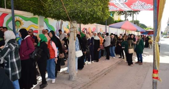 السيدات يتصدرن المشهد الانتخابى فى بورفؤاد للإدلاء بأصواتهن.. صور