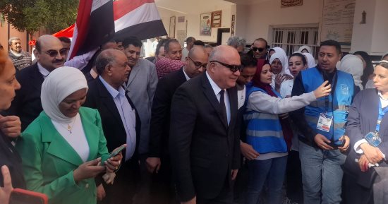 صحة قنا تنظم مسيرة بالأعلام للجان الانتخابات يتوسطها المحافظ