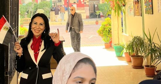 الكاتبة والإعلامية سماح أبو بكر عزت تدلى بصوتها فى انتخابات الرئاسة