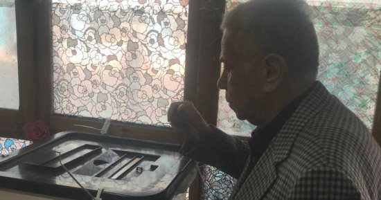 حسن حمدى يدلى بصوته فى الانتخابات الرئاسية بمدرسة الشهيد طيار محمد جمال