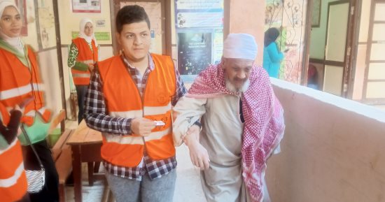 مسن يدلى بصوته فى انتخابات الرئاسة بسوهاج: نزلت علشان مصلحة البلد.. صور