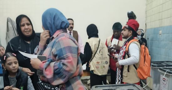 وفد من مؤسسات دولية يتفقد سير عملية التصويت فى الانتخابات الرئاسية بلجان وسط البلد 