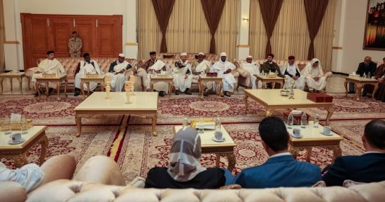 وفد الأزهر والمنظمة العالمية يلتقى خليفة حفتر بمستهل زيارته لليبيا.. صور