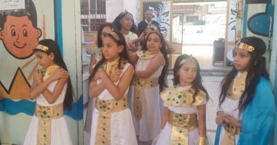 بالزى "الفرعونى والبمبوطية".. فتيات "التنيس" ببورسعيد تستقبلن الناخبين "صور"